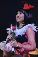 花束をもらってうっとりするもも。