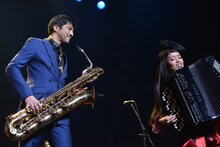 小春（右）のアコーディオンプレイを見つめる谷中敦（左）。