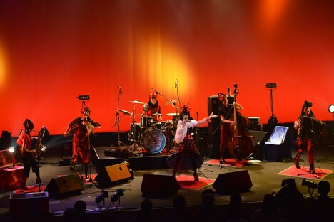 「チャラン・ポ・ランタンと崩壊バンド ツアー2015 "Shiwasu de Gowasu"」東京公演の様子。