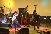 「チャラン・ポ・ランタンと崩壊バンド ツアー2015 "Shiwasu de Gowasu"」東京公演の様子。