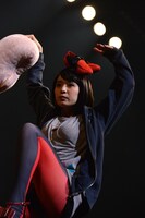 奇妙な動作でステージを移動するもも。