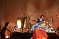 ドラムセットごと登場した茂木欣一。