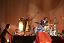 ドラムセットごと登場した茂木欣一。