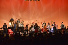 「チャラン・ポ・ランタンと崩壊バンド ツアー2015 "Shiwasu de Gowasu"」東京公演アンコールの様子。「チャラン・ポ・ランタンと崩壊バンド ツアー2015 "Shiwasu de Gowasu"」東京公演アンコールの様子。