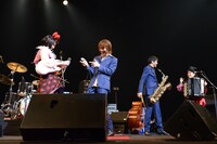 「チャラン・ポ・ランタンと崩壊バンド ツアー2015 "Shiwasu de Gowasu"」東京公演の様子。