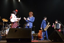 「チャラン・ポ・ランタンと崩壊バンド ツアー2015 "Shiwasu de Gowasu"」東京公演の様子。