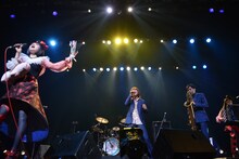 「ホール・ニュー・ワールド」を披露するチャラン・ポ・ランタンとスカパラ茂木欣一＆谷中敦。