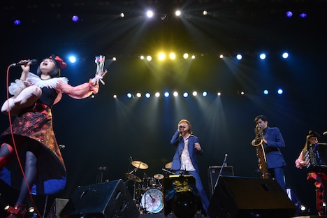 「ホール・ニュー・ワールド」を披露するチャラン・ポ・ランタンとスカパラ茂木欣一＆谷中敦。