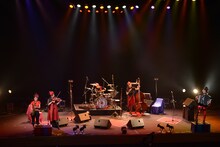 「チャラン・ポ・ランタンと崩壊バンド ツアー2015 "Shiwasu de Gowasu"」東京公演の様子。