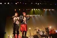 左からとんちゃん（Soprano Sax）、磯部舞子（Violin）。