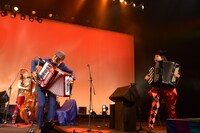 突然アコーディオンを持って登場したスカパラ・沖祐市（左）。