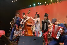 「チャラン・ポ・ランタンと崩壊バンド ツアー2015 "Shiwasu de Gowasu"」東京公演アンコールの様子。