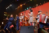 続々と登場するスカパラメンバー。