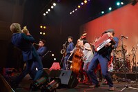 登場するなり記念撮影するスカパラ・大森はじめ（左端）。