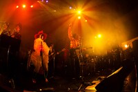 12月19日の公演で「Move on up」を歌唱するハナレグミ。（撮影：仁礼博）