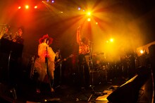 12月19日の公演で「Move on up」を歌唱するハナレグミ。（撮影：仁礼博）