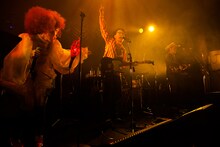 12月19日の公演で「Move on up」を歌唱するハナレグミ。（撮影：仁礼博）