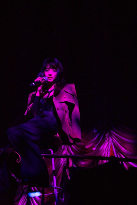 「女根の月」でポエトリーリーディングを披露する満島ひかり。(撮影:仁礼博)