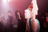 「女性上位時代万歳」をデュエットする満島ひかりと中納良恵（EGO-WRAPPIN'）。（撮影：仁礼博）