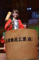 餅をつくKaede（Negicco）。