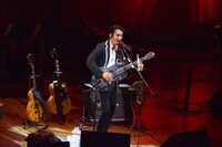 ネギライト奏法を披露する田島貴男。