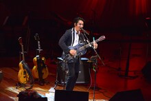 ネギライト奏法を披露する田島貴男。