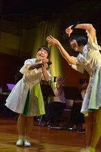 晩酌のジェスチャーを振り付けに盛り込むNao☆（左）とMegu（右）。