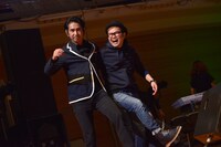 肩を組んでステージに上がる田島貴男（左）と西寺郷太（右）。