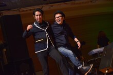 肩を組んでステージに上がる田島貴男（左）と西寺郷太（右）。