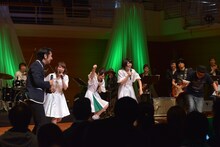 Negicco×田島貴男×NONA REEVESによるセッションの様子。