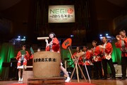 餅をつくMegu（Negicco）。