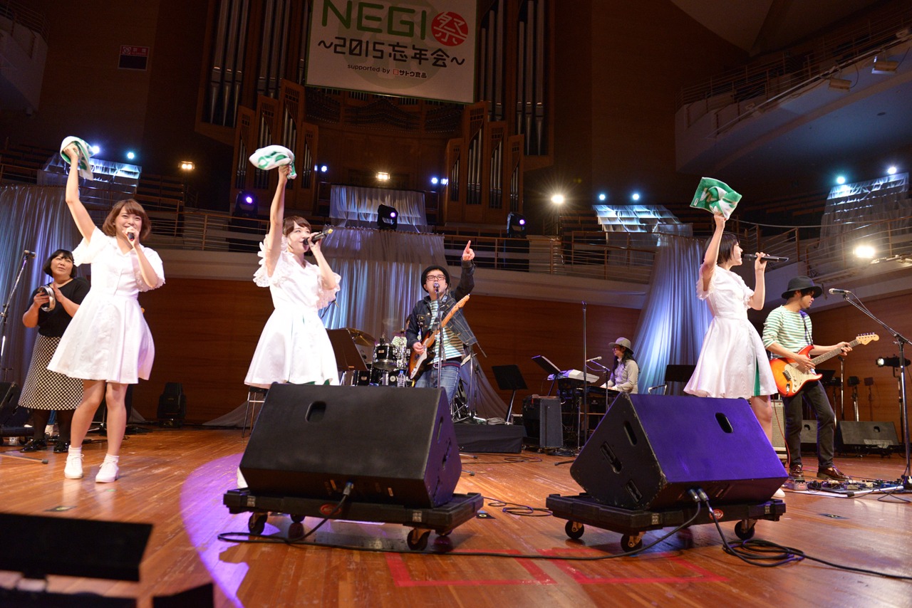 NONA REEVESとNegiccoによるコラボレーションの様子。