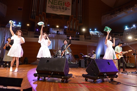 NONA REEVESとNegiccoによるコラボレーションの様子。