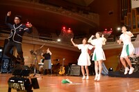 Negicco×田島貴男×NONA REEVESによるセッションの様子。