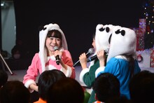 ソリに乗ってプレゼントを配りに行く小泉遥香、吉川ひより、辻野かなみ（左から）。（撮影：栗原信太郎、草間智博）