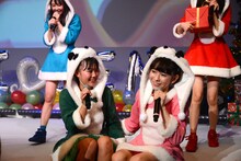 ステージに腰掛けてトークする吉川ひより（左）と小泉遥香（右）。（撮影：栗原信太郎、草間智博）