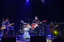 セミファイナル公演でシークレットゲストとして登場した加山雄三とMONGOL800。（撮影：武安弘毅）