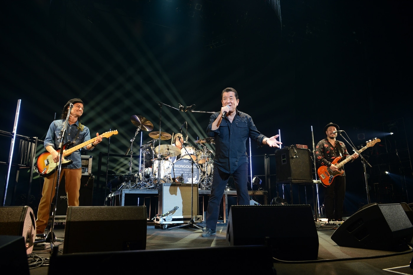 セミファイナル公演でシークレットゲストとして登場した加山雄三とMONGOL800。（撮影：武安弘毅）