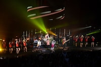 Seasir（浅草ジンタ）と粒マスタード安次嶺をゲストに迎えた「OKINAWA CALLING」の様子。メンバーへのサプライズでスタッフがダンサーに扮してステージに乱入するという一幕も。（撮影：武安弘毅）