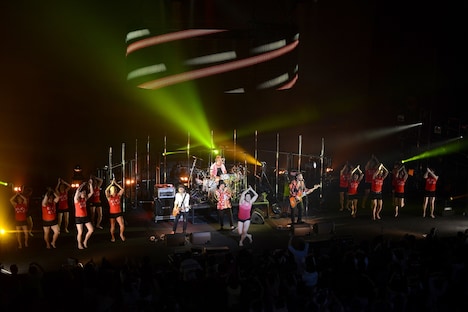 Seasir(浅草ジンタ)と粒マスタード安次嶺をゲストに迎えた「OKINAWA CALLING」の様子。メンバーへのサプライズでスタッフがダンサーに扮してステージに乱入するという一幕も。(撮影:武安弘毅)