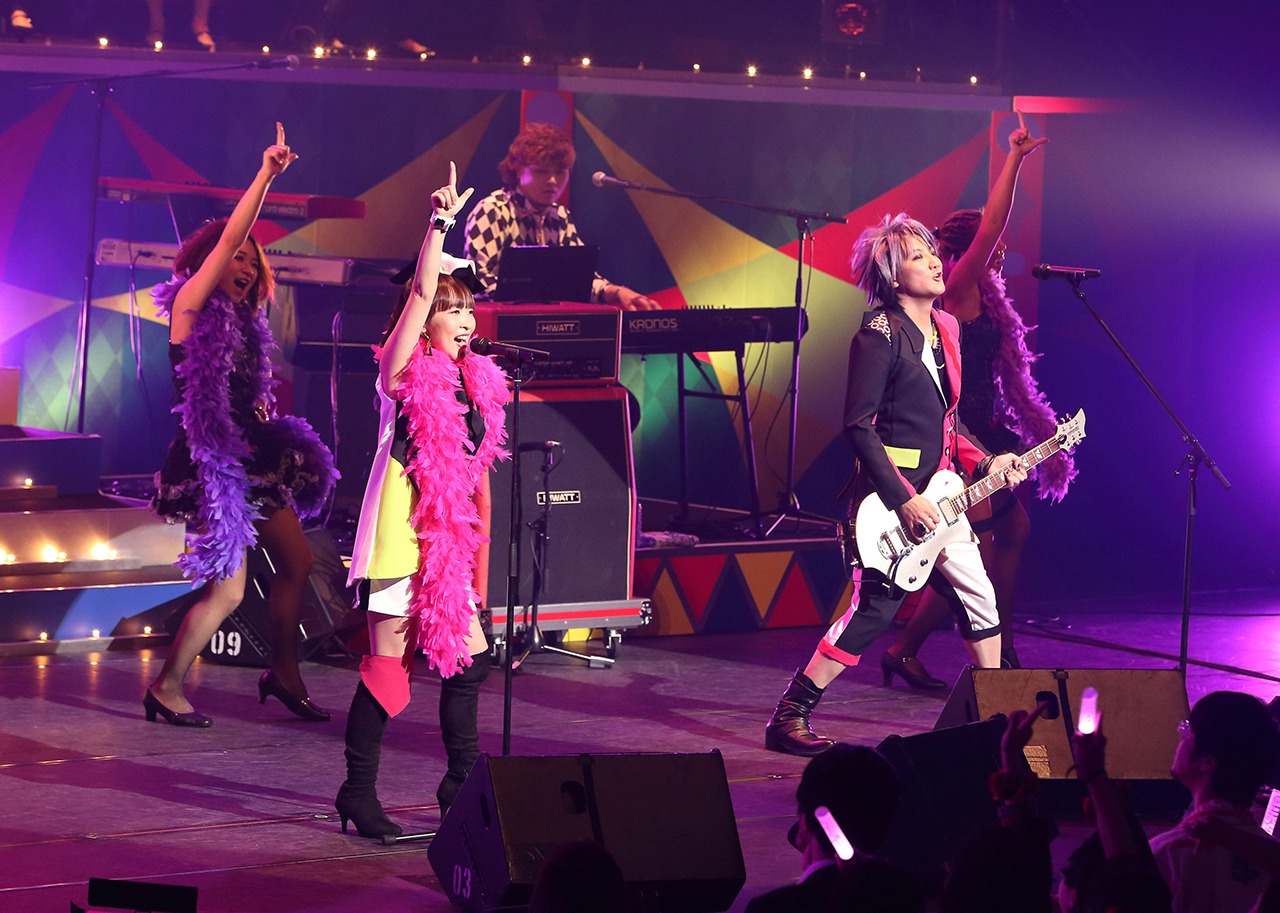 angela「ミュージック・ワンダー★大サーカス2015 ～10th Anniversary～」初日公演の様子。（写真提供：STARCHILD）
