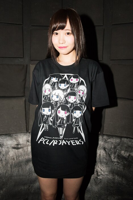 西島大介描き下ろしのひろしまMAPLE★S新作Tシャツを着た小泉明音。