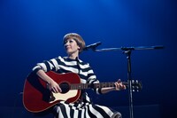 「リルラ リルハ」をアコギで弾き語った木村カエラ。（撮影：川田洋司）