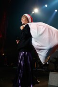 アンコールでサンタ帽をかぶって登場した木村カエラ。（撮影：川田洋司）