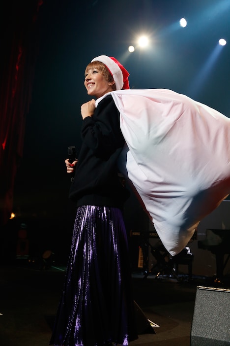 アンコールでサンタ帽をかぶって登場した木村カエラ。（撮影：川田洋司）