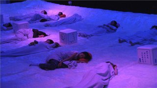 スタジオで眠る観覧者。(c)NHK