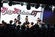 Party Rockets GTによるライブの様子。