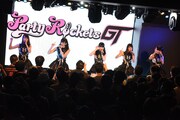 Party Rockets GTによるライブの様子。