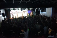 Party Rockets GTによるライブの様子。