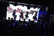 Party Rockets GTによるライブの様子。